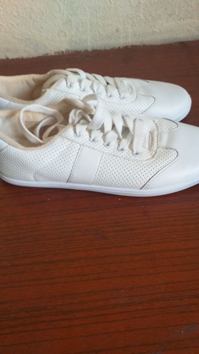 Продаю кеди жіночі