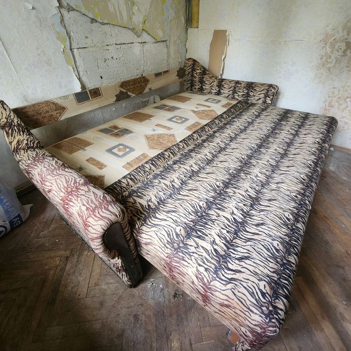 Диван двоспальний на пружині.