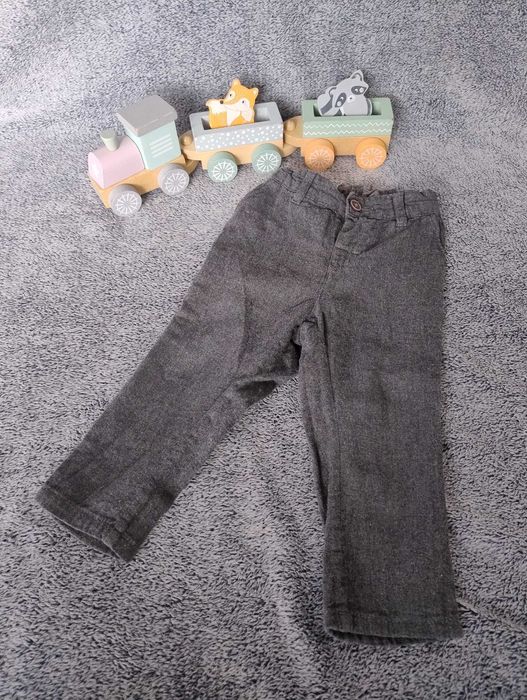 Grafitowe eleganckie spodnie dla chłopca (H&M)