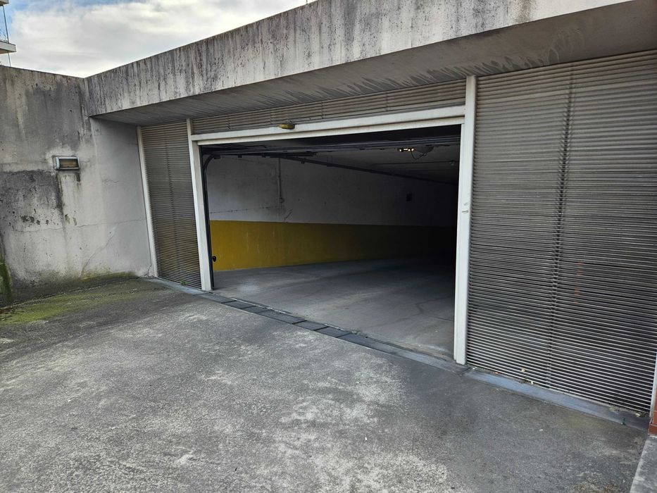 Garagem 2 carros - Excelente estado