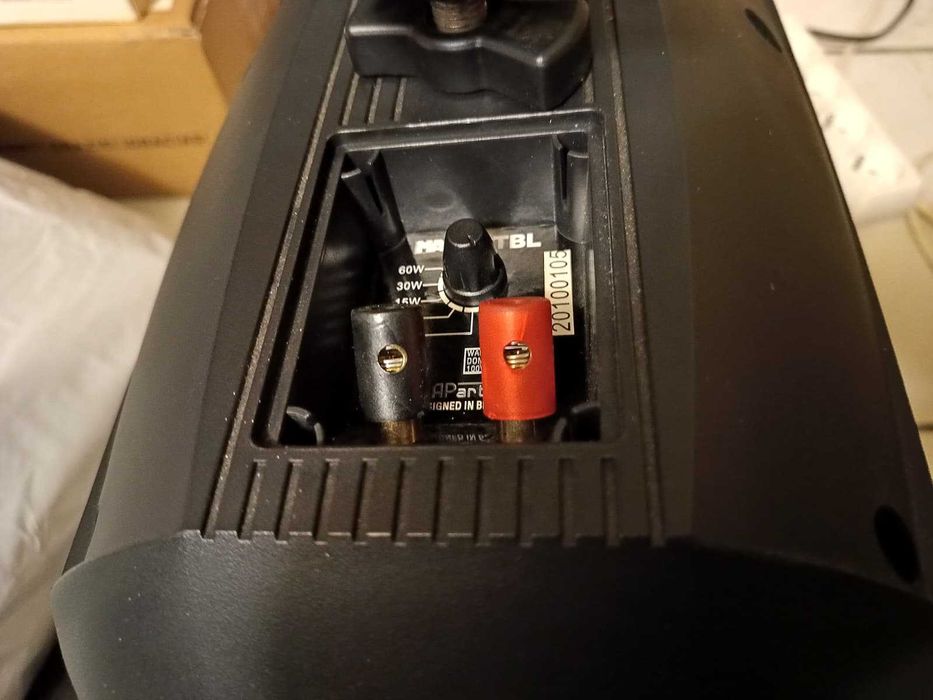 Głośnik Apart Mask-6T z uchwytem do mocowania.