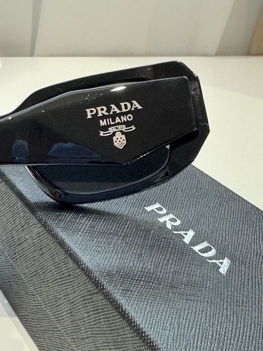 Окуляри Prada в широкій оправі чорні сонцезахисні Прада очки