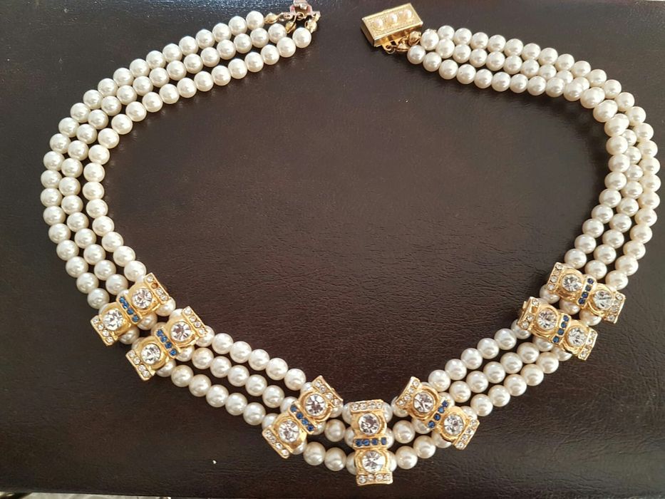 Colar de pérolas com brilhantes