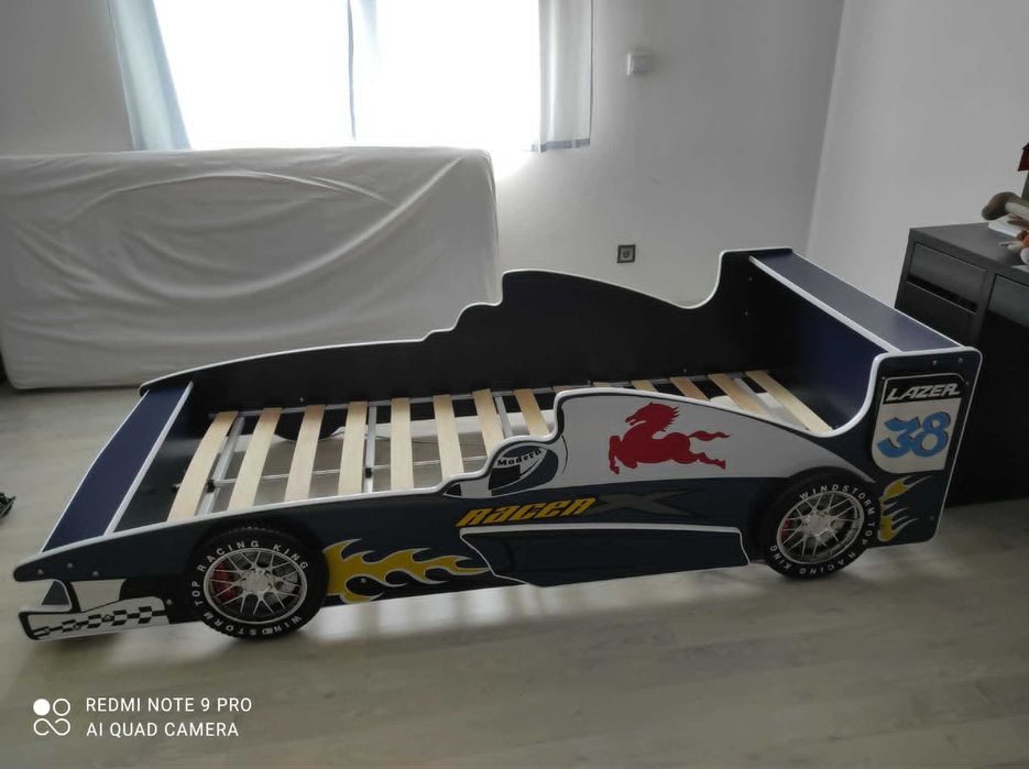 Cama de criança em feitio de carro