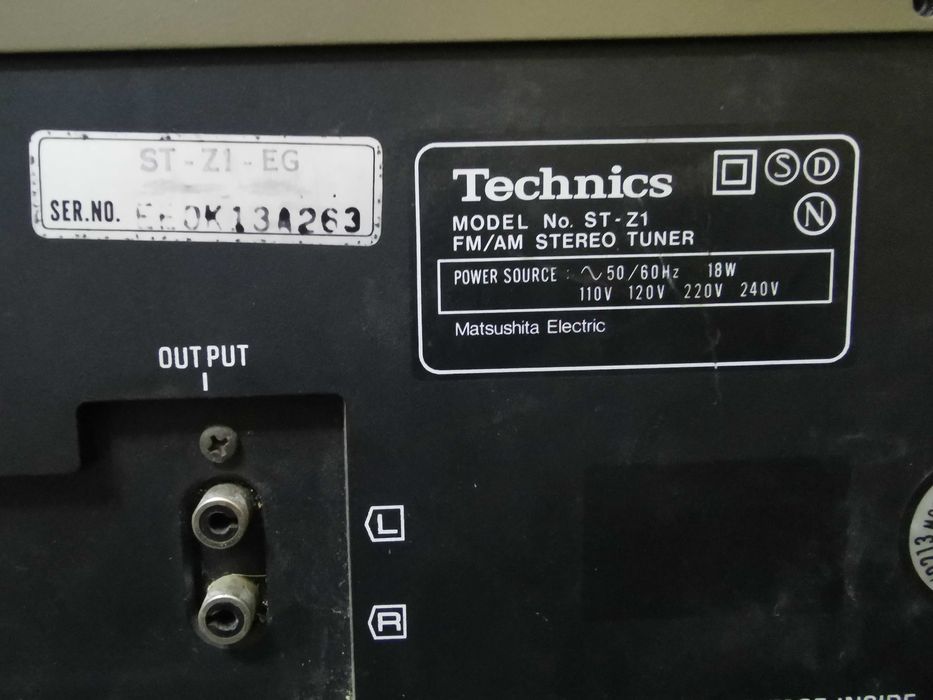 Zabytkowy tuner radiowy Technics ST-Z1, srebrny.