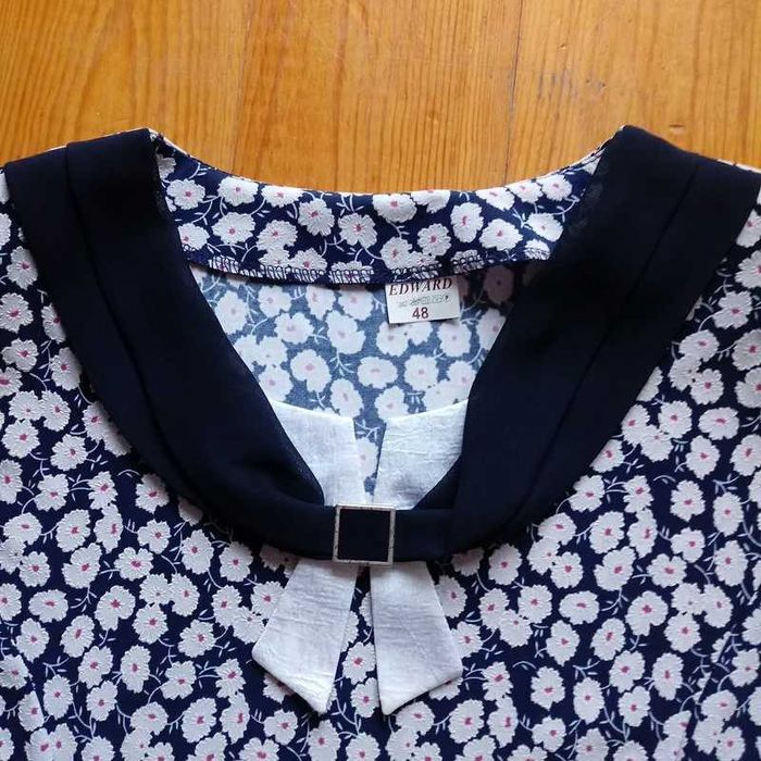 Bluzka z ozdobnym dekoldem