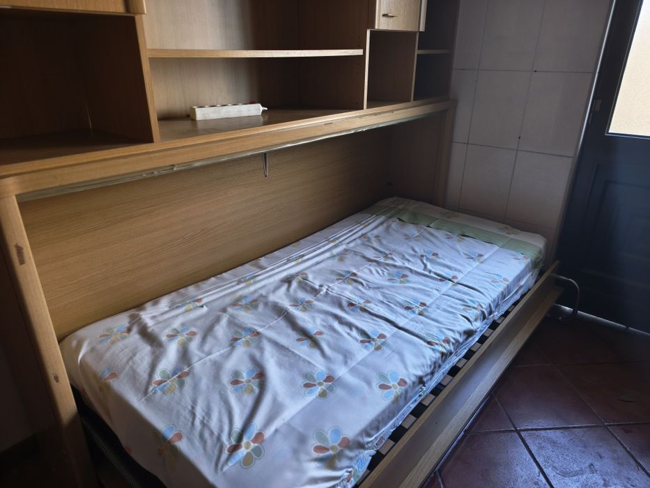 Quarto juvenil compacto com cama individual rebatível 90cm e estantes