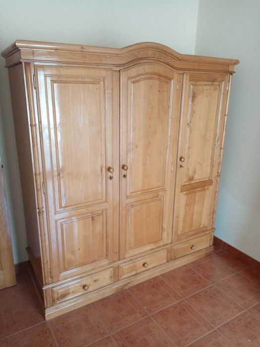 cama e guarda fatos
