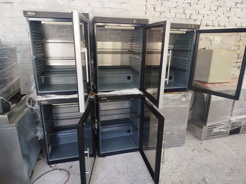 Барний холодильник,вітрина.