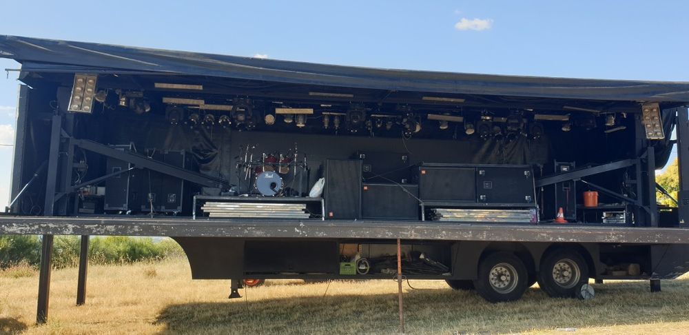 Palco movel com camiao e gerador