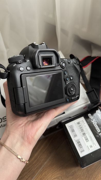 canon 6d mark ii з обʼєктивом 50 mm 1.8