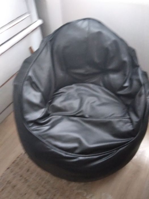 Puff em pele, como novo.