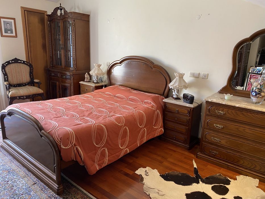 Quarto de casal em madeira de castanho! Com comoda com tampo em mármore e espelho e duas mesinhas de cabeceira com tampo em marmore! Colchão e estrado