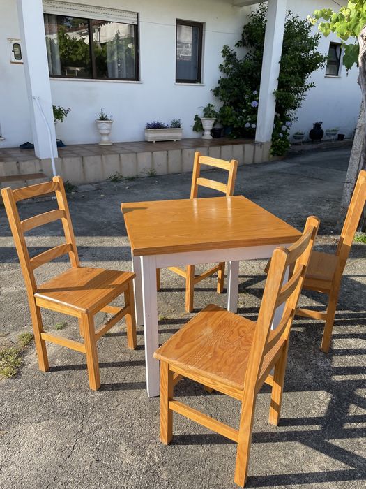 Conjunto de mesas e cadeiras