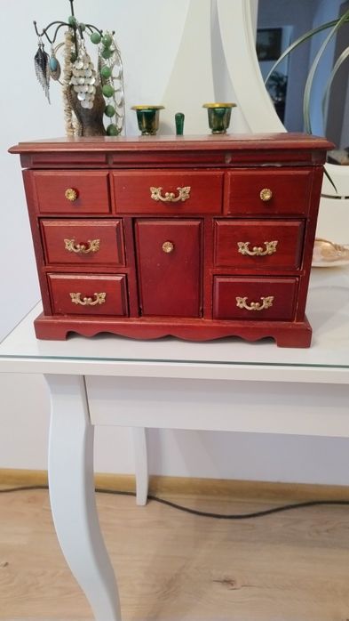 Drewniana szkatułka na biżuterię z lustrem