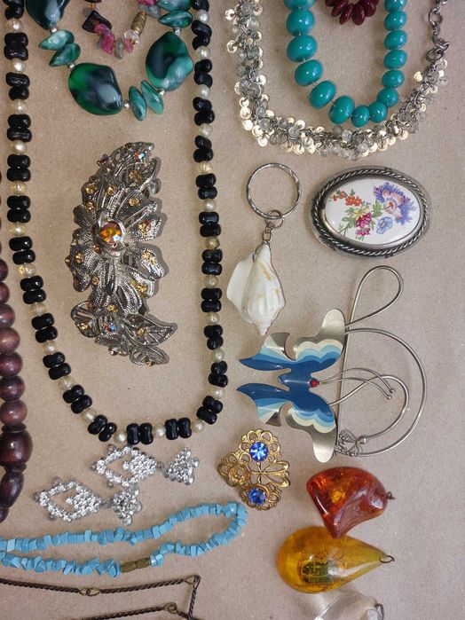 Бижутерия - бусы, сережки, брошки.
