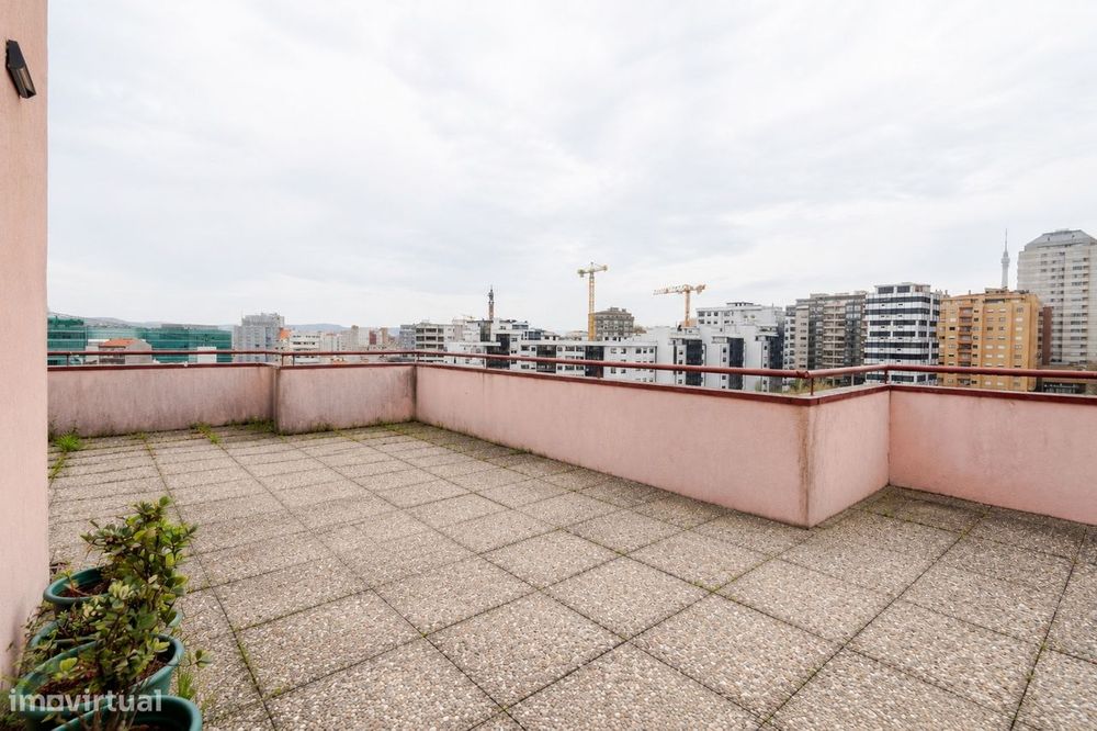 T2 com Enorme Terraço em Localização Privilegiada