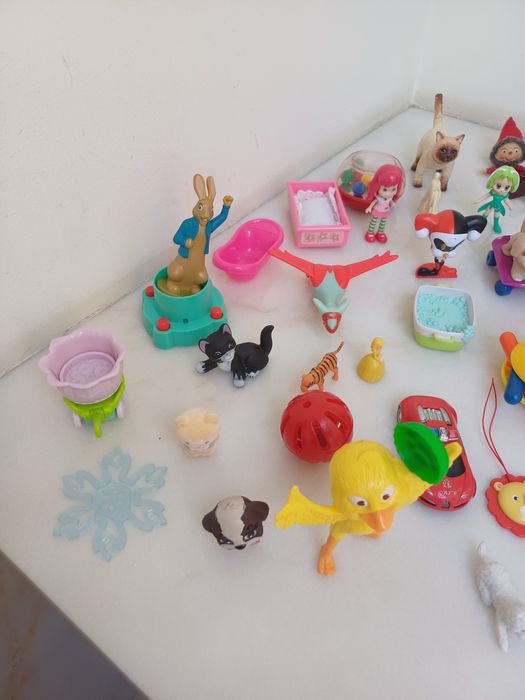 36 figuras e brinquedos pequenos