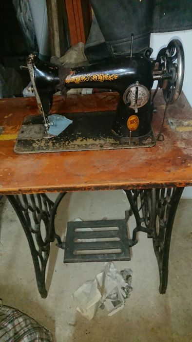 Продам швейную машинку Подольск с тумбой