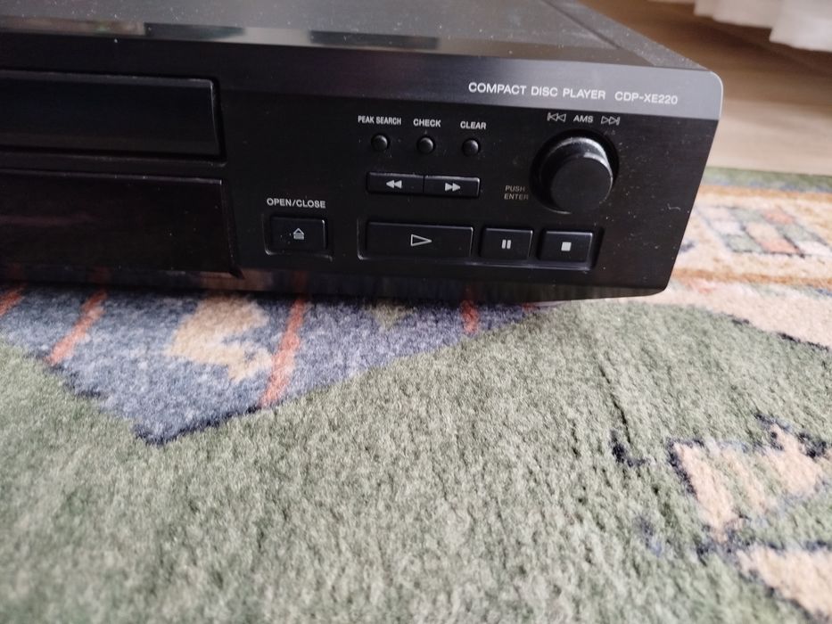 Sony  compat disc CDP -XE 220