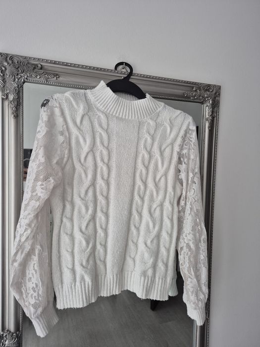 Sweter z koronką