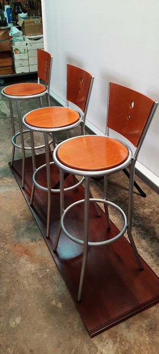 Bancos altos em ferro e madeira para cafe pastelaria