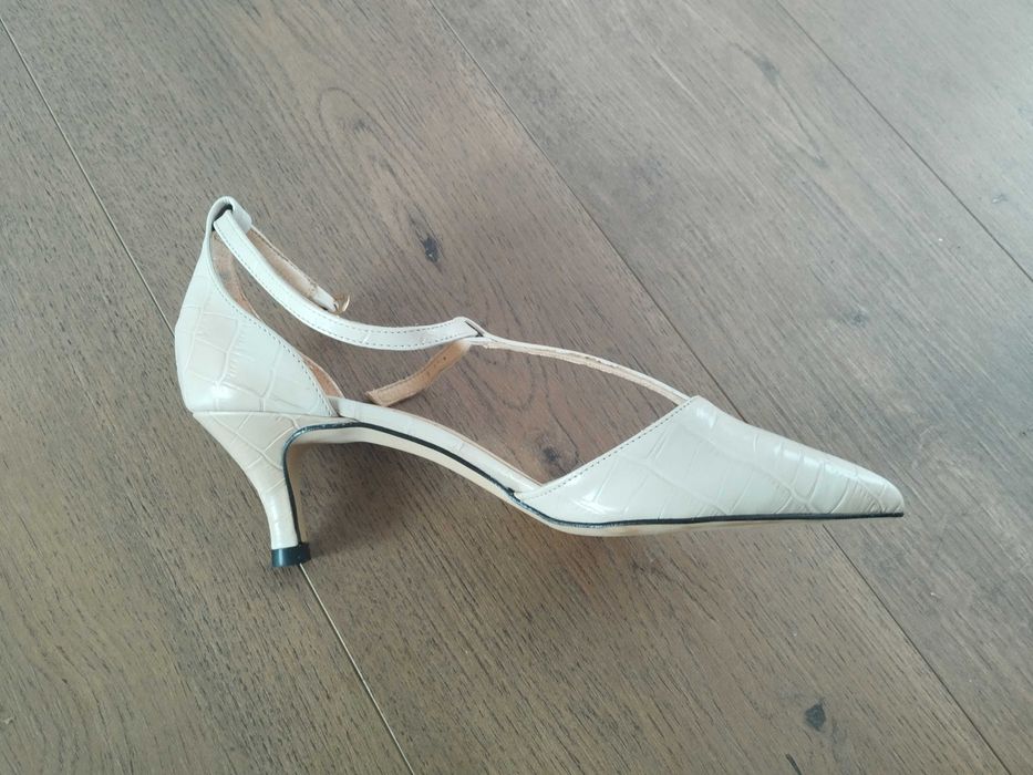 sapatos novos beje