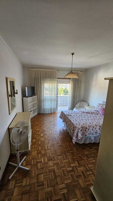 Alugo quartos junto á U. M.