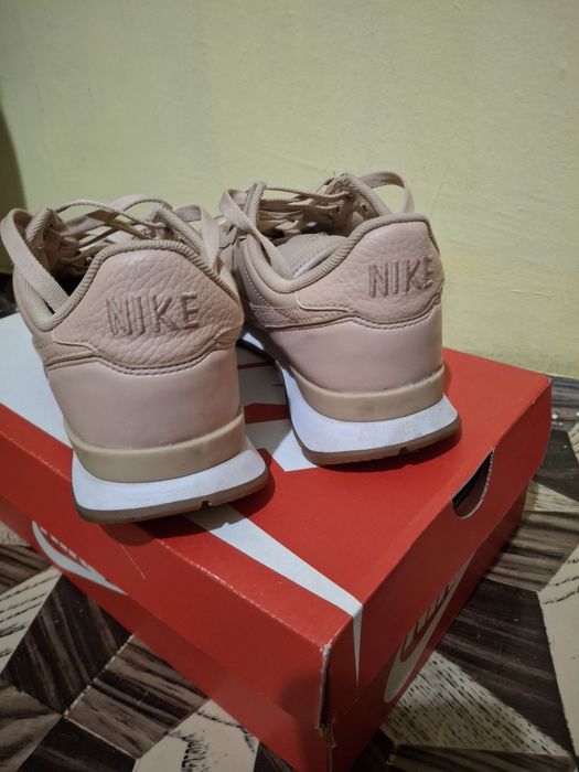 Nike кросовкі оригінал 39 розмір  в гарному