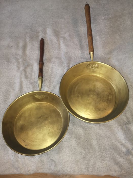 Stare patelnie mosiężne. Sygnowane