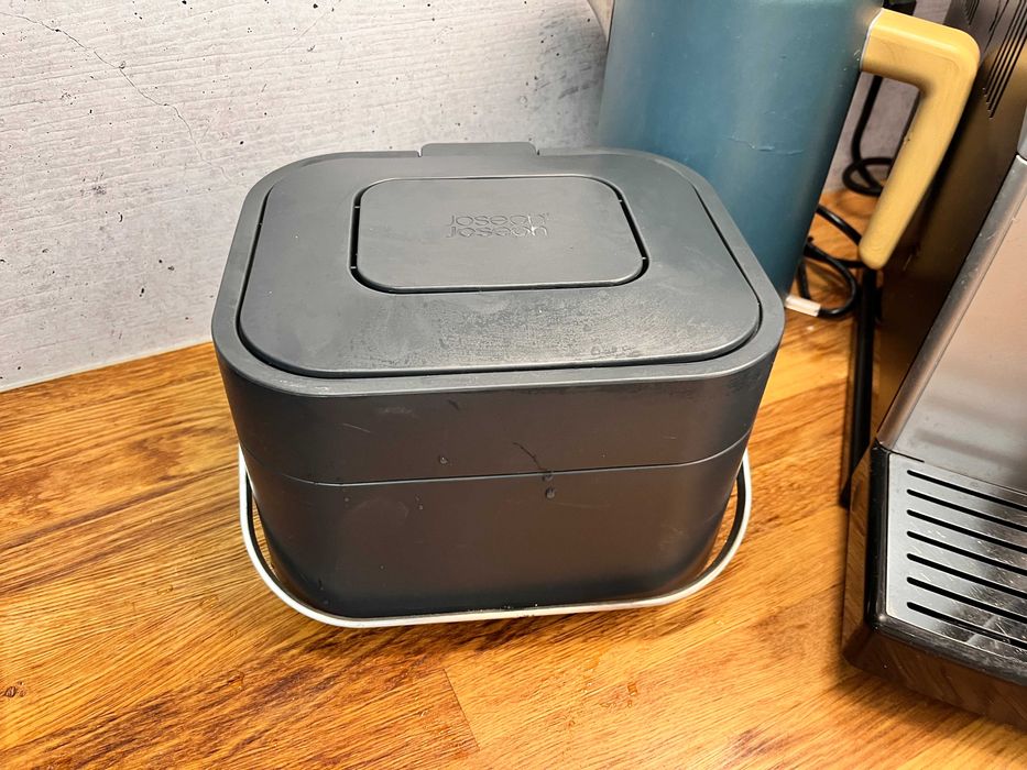 Ciemnoszary pojemnik na odpadki organiczne Joseph Joseph BIO 4 l