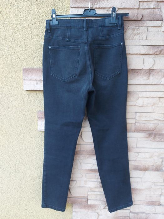 Czarne jeansy mom fit z rozdarciami