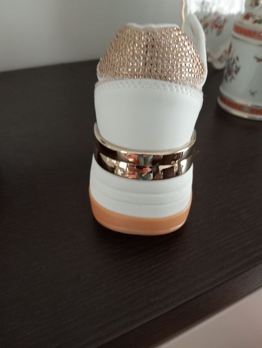 Sapatilhas douradas e brancas 38 NOVAS