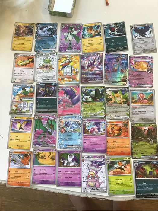 Cartoes de pokemon e caixa de pokemon
