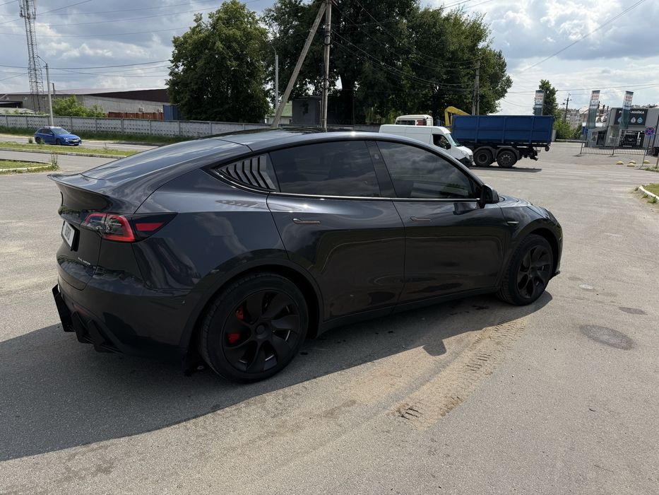 Tesla Y 2024 dual motor  +автопілот , карти Украна 2024