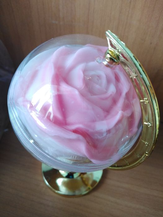 Глобус Троянда в глобусі