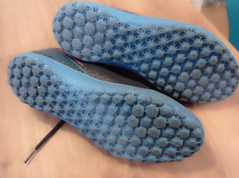 Buty piłkarskie Turfy Decathlon do piłki