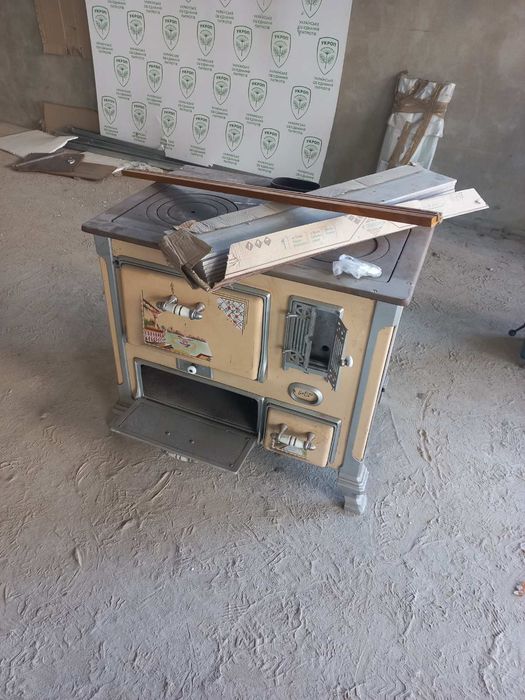 Кухня для приготування їжі.Камін.чавунний.