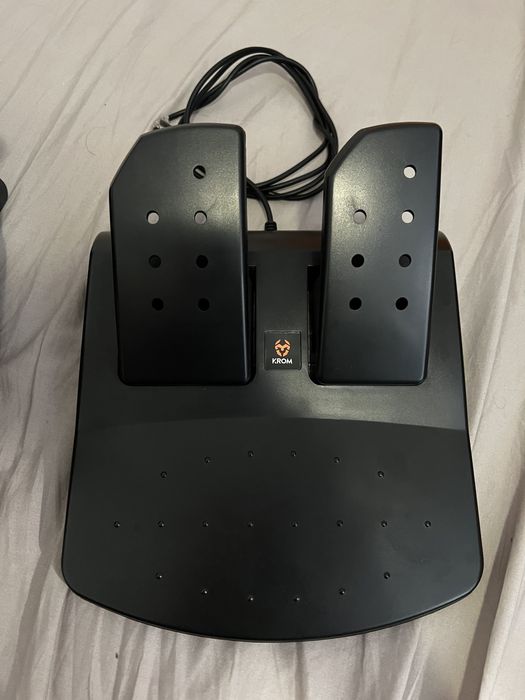 Volante gaming semi novo, usado meia dúzia de vezes