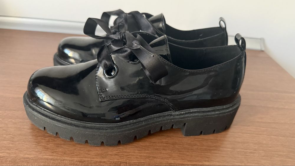 Lakierowane czarne loafersy r.37