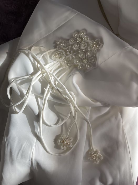 Весільна сукня з накидкою