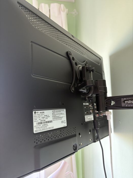 TV LG 22’ com suportes para móvel e parede