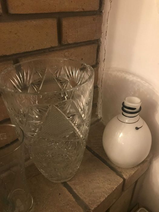 Szklana patera na owoce i metaloplastyka z okresu PRL-u