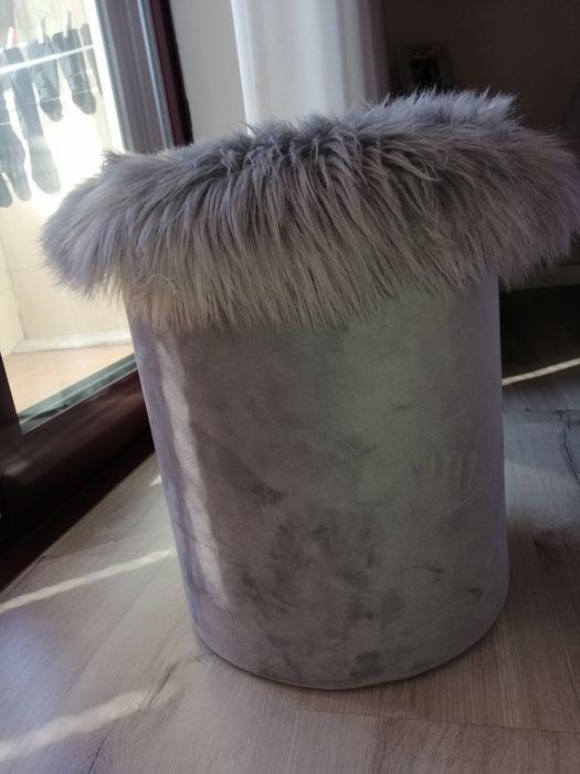 Puffs cinzentos decorativos