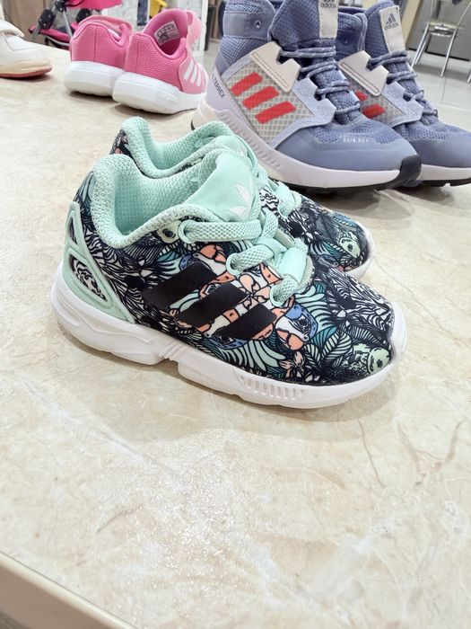 Adidas кросівки ,чревички