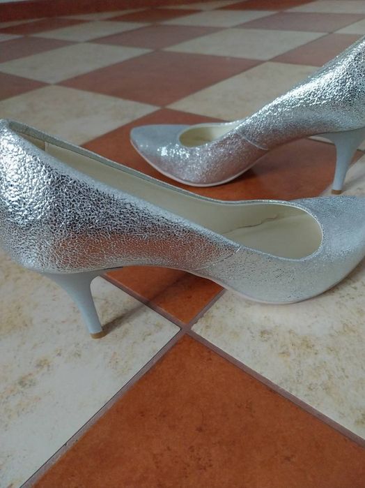 Nowe Srebrne czółenka na obcasie