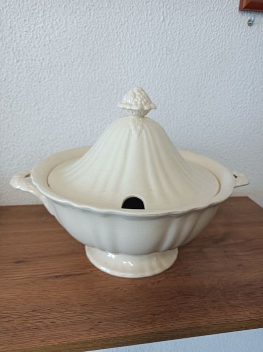 Terrina com prato em porcelana branca