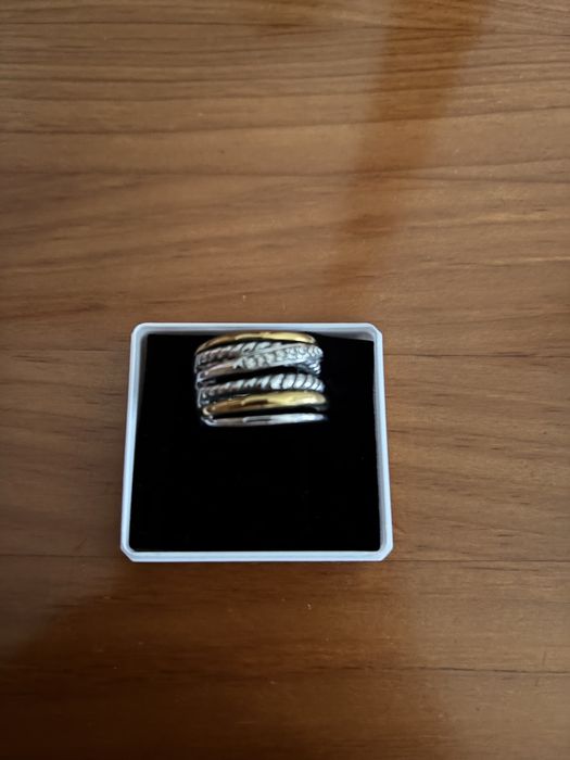 Anel em aco com brilhantes prateado e dourado
