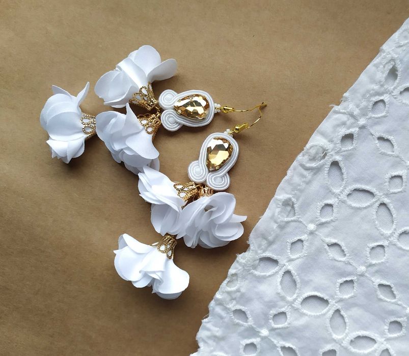 Kolczyki sutasz ślubne złote białe Boho kwiatki