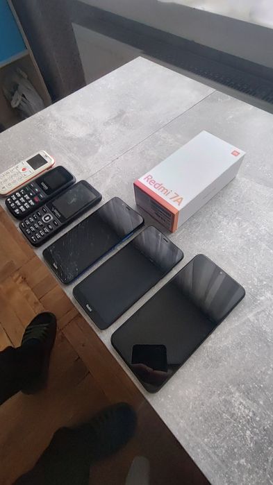 Продам телефон  працює тільки 2